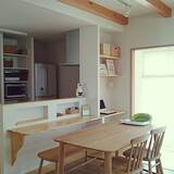 「キッチンとリビングを繋ぐ便利スペース！カウンターテーブルのある空間10選」の画像2