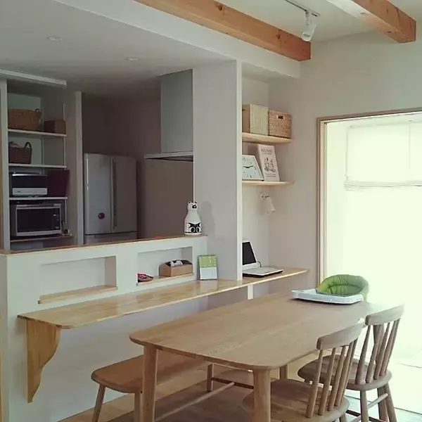 「キッチンとリビングを繋ぐ便利スペース！カウンターテーブルのある空間10選」の画像