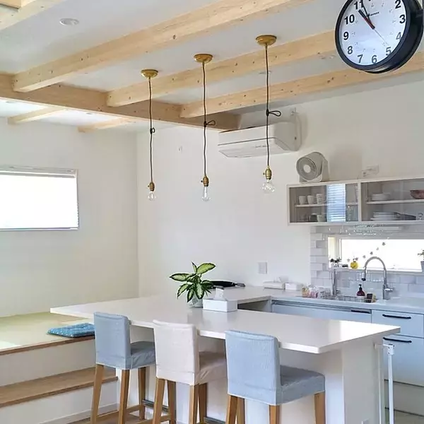 「キッチンとリビングを繋ぐ便利スペース！カウンターテーブルのある空間10選」の画像