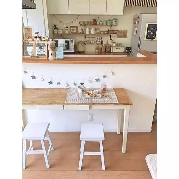 「キッチンとリビングを繋ぐ便利スペース！カウンターテーブルのある空間10選」の画像