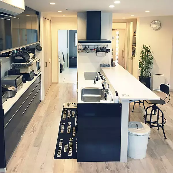 「キッチンとリビングを繋ぐ便利スペース！カウンターテーブルのある空間10選」の画像