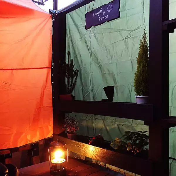 「視線を気にせずおうちにいながら外を満喫♪ウッドデッキの目隠し実例」の画像