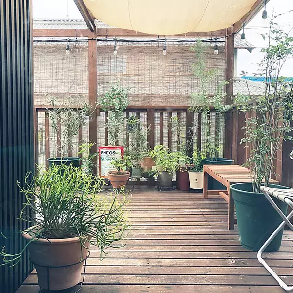 「視線を気にせずおうちにいながら外を満喫♪ウッドデッキの目隠し実例」の画像