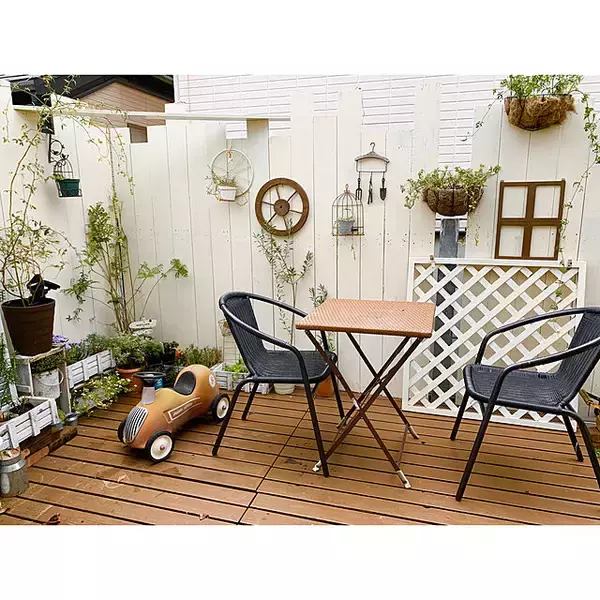 「視線を気にせずおうちにいながら外を満喫♪ウッドデッキの目隠し実例」の画像