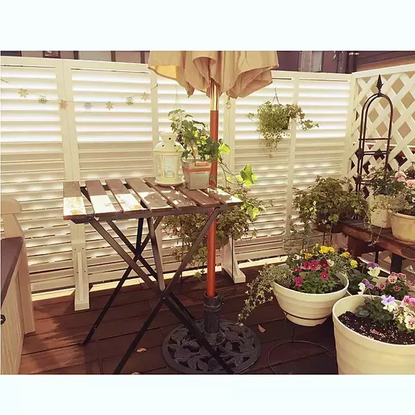 「視線を気にせずおうちにいながら外を満喫♪ウッドデッキの目隠し実例」の画像