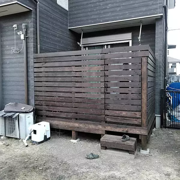 「視線を気にせずおうちにいながら外を満喫♪ウッドデッキの目隠し実例」の画像