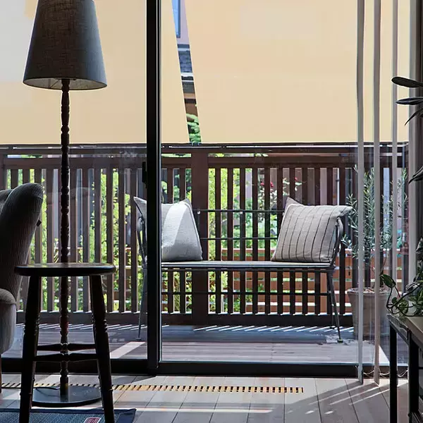 「視線を気にせずおうちにいながら外を満喫♪ウッドデッキの目隠し実例」の画像