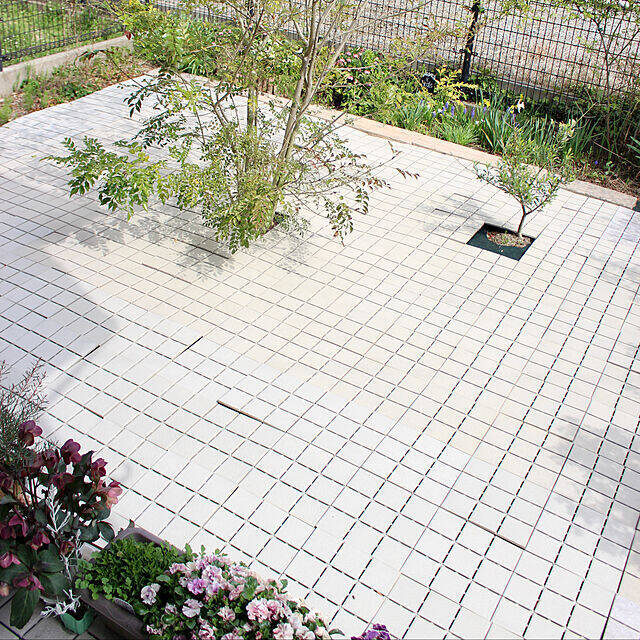 きつくて面倒な草むしりを楽にする！効果的な雑草対策のアイディア集