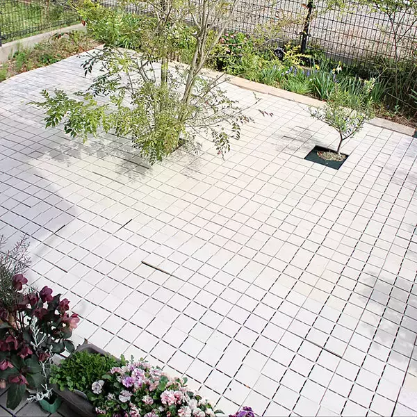 「きつくて面倒な草むしりを楽にする！効果的な雑草対策のアイディア集」の画像