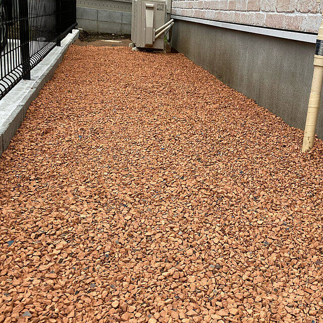 きつくて面倒な草むしりを楽にする！効果的な雑草対策のアイディア集