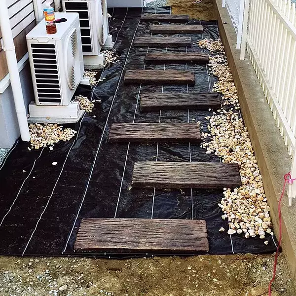 「きつくて面倒な草むしりを楽にする！効果的な雑草対策のアイディア集」の画像