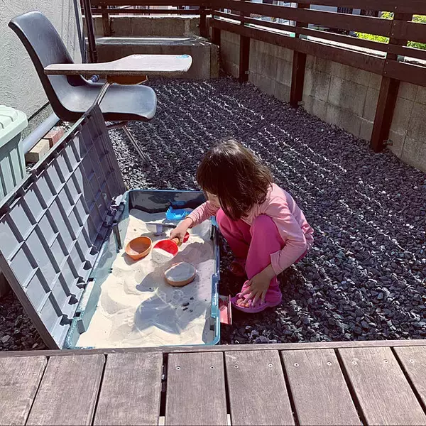 「公園よりもおうちがいい♪安全で清潔に遊べるおうち砂場の作り方」の画像