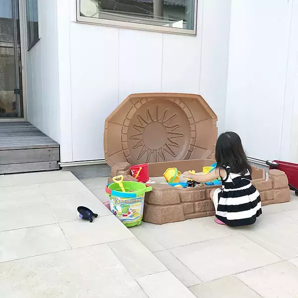 「公園よりもおうちがいい♪安全で清潔に遊べるおうち砂場の作り方」の画像