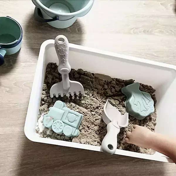 「公園よりもおうちがいい♪安全で清潔に遊べるおうち砂場の作り方」の画像