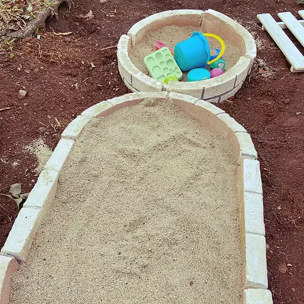 「公園よりもおうちがいい♪安全で清潔に遊べるおうち砂場の作り方」の画像