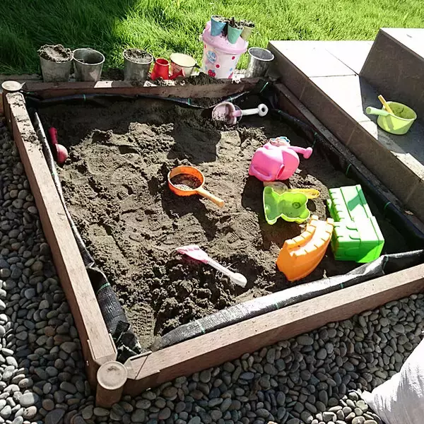 「公園よりもおうちがいい♪安全で清潔に遊べるおうち砂場の作り方」の画像