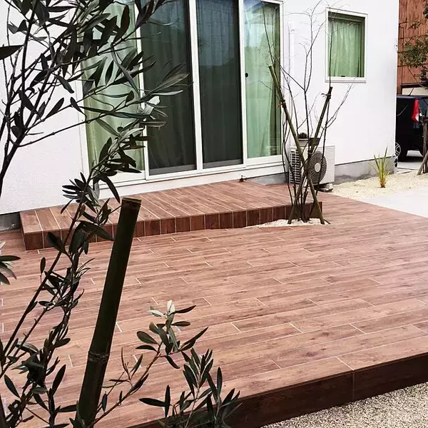 「快適なアウトドアリビングに☆タイルデッキを取り入れる魅力＆活用実例集」の画像