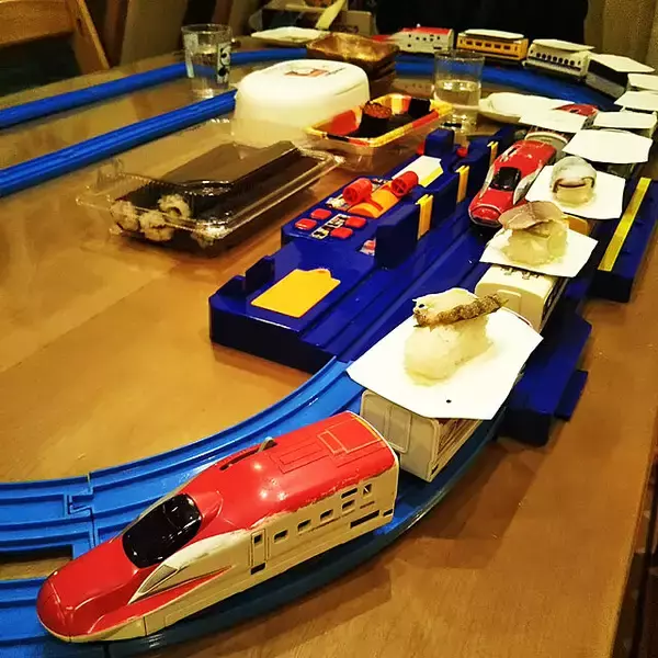 「おうちごはんを楽しむ♪流しそうめんや回転寿司を楽しむ方法と収納アイデア」の画像