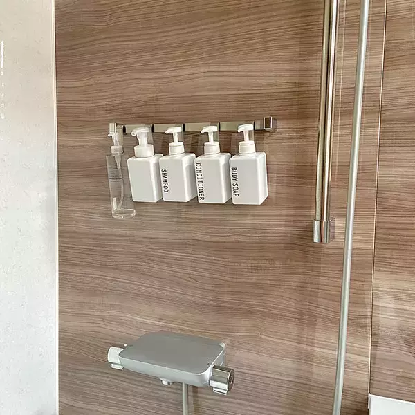 「便利なアイテムが満載！使いやすく汚れにくい、シャンプーボトルの収納方法」の画像