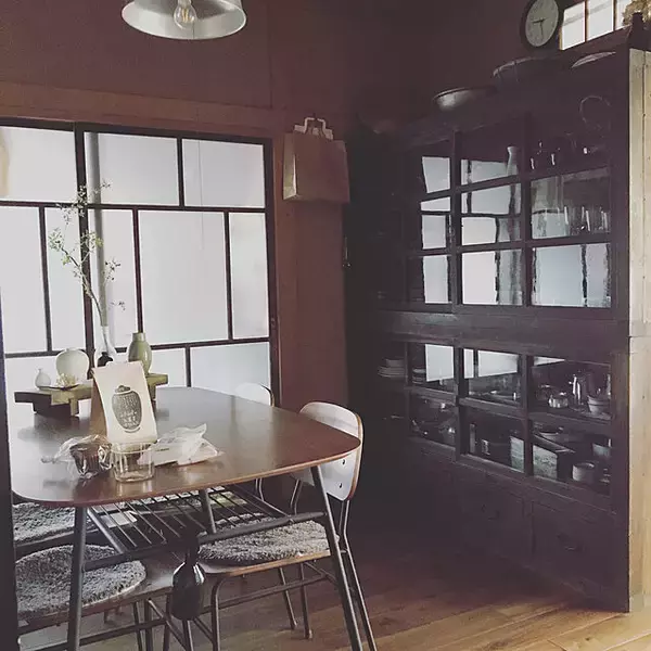 「昔ながらの趣のあるくらしを取り入れる。古道具のあるキッチン&ダイニング」の画像