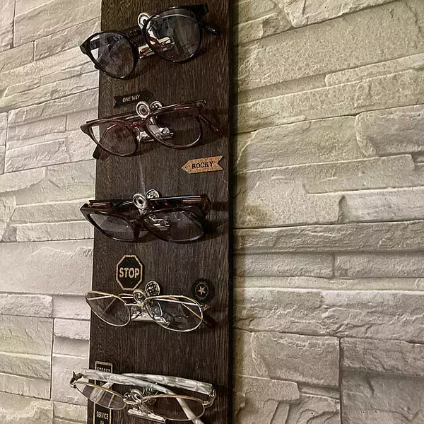 「木板×目玉クリップでつくる、多用途に使える便利なメガネホルダー」 by baabaさん
