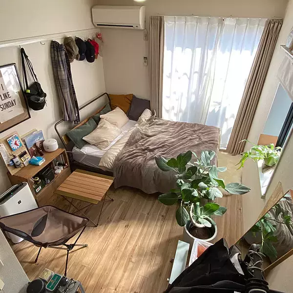 「ナチュラルに仕上がるおすすめアイテム♡アウトドアチェアのあるお部屋」の画像