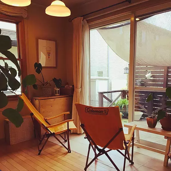 「ナチュラルに仕上がるおすすめアイテム♡アウトドアチェアのあるお部屋」の画像