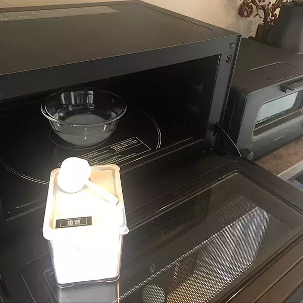 「実は意外と汚れてる!?電子レンジ＆トースターの効果的なお掃除方法」の画像