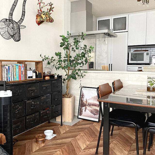 葉も幹も驚くほどリアル！ニトリの大きなフェイクグリーン