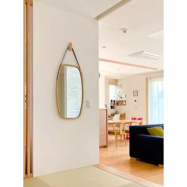 「インテリアを明るく印象的に変えてくれる☆壁掛けミラーのあるお部屋」の画像