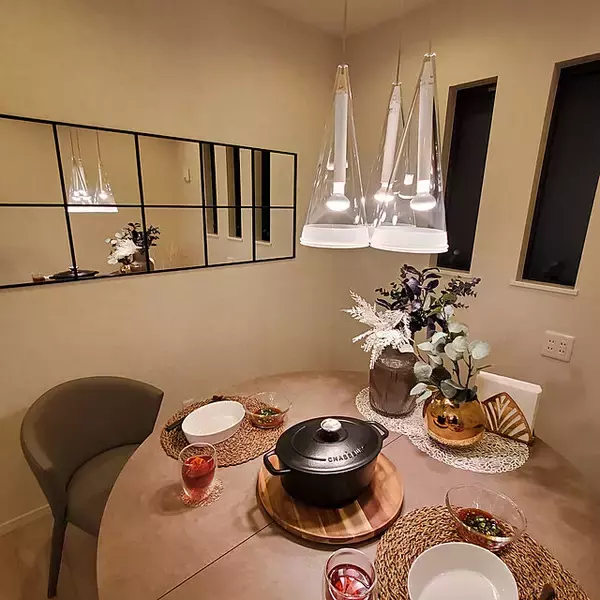 「インテリアを明るく印象的に変えてくれる☆壁掛けミラーのあるお部屋」の画像