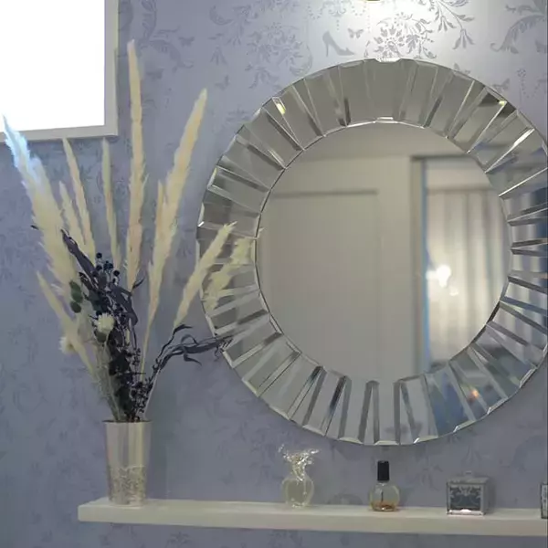 「インテリアを明るく印象的に変えてくれる☆壁掛けミラーのあるお部屋」の画像