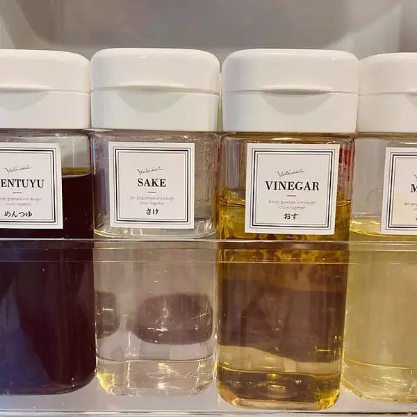 「高見えデザインと使い勝手のよさに感動！セリアの優秀な調味料ケース」の画像