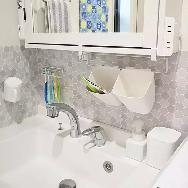 「洗顔フォームや歯磨き粉の置き方どうしてる？チューブ型容器の収納アイデア」の画像