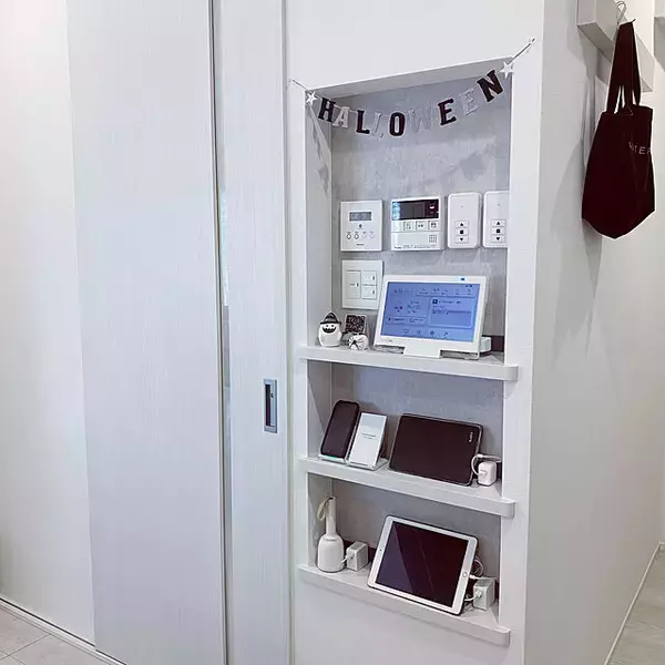「使いやすさも見た目もワンランクアップする！充電器置き場を整えるコツ」の画像