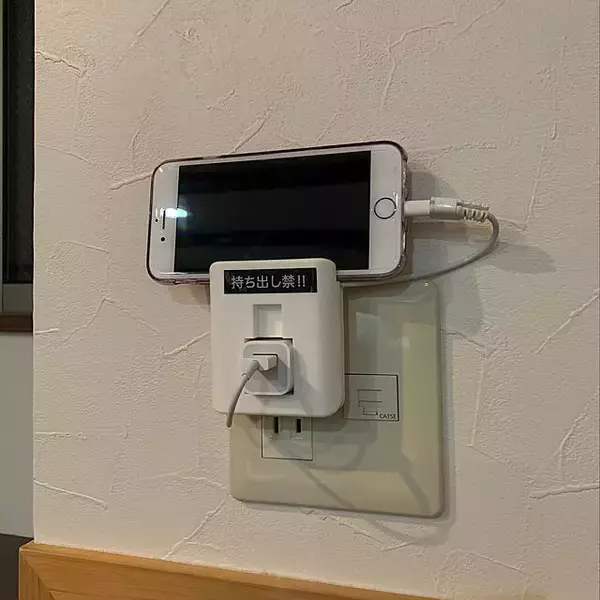 「使いやすさも見た目もワンランクアップする！充電器置き場を整えるコツ」の画像