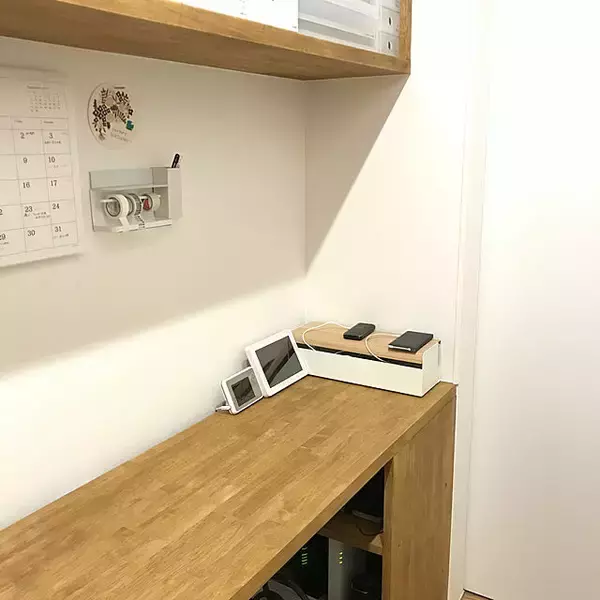 「使いやすさも見た目もワンランクアップする！充電器置き場を整えるコツ」の画像
