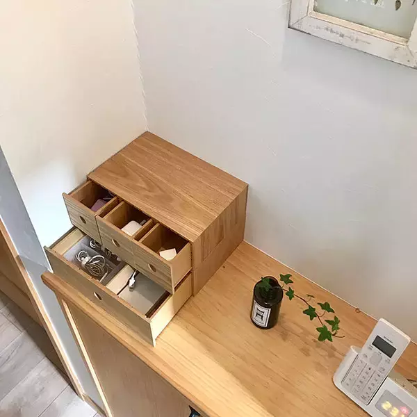 「使いやすさも見た目もワンランクアップする！充電器置き場を整えるコツ」の画像