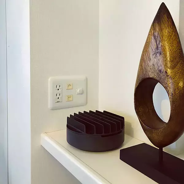 「使いやすさも見た目もワンランクアップする！充電器置き場を整えるコツ」の画像
