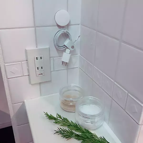 「使いやすさも見た目もワンランクアップする！充電器置き場を整えるコツ」の画像