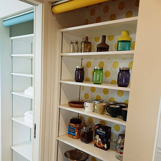 お部屋がすっきりとした印象に☆ロールスクリーンを使った目隠し収納