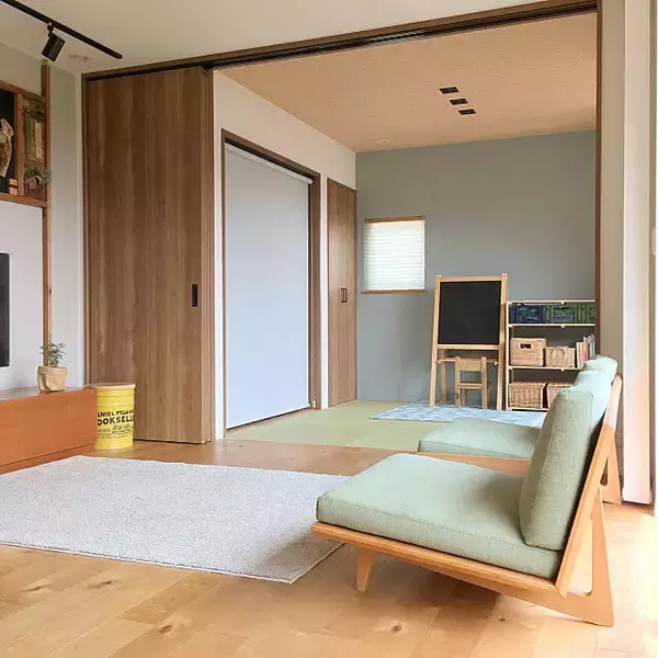 お部屋がすっきりとした印象に☆ロールスクリーンを使った目隠し収納