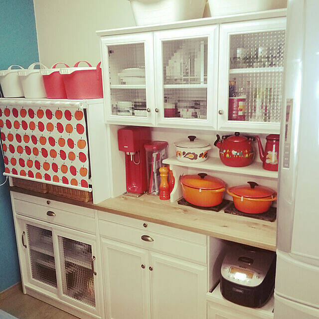 お部屋がすっきりとした印象に☆ロールスクリーンを使った目隠し収納