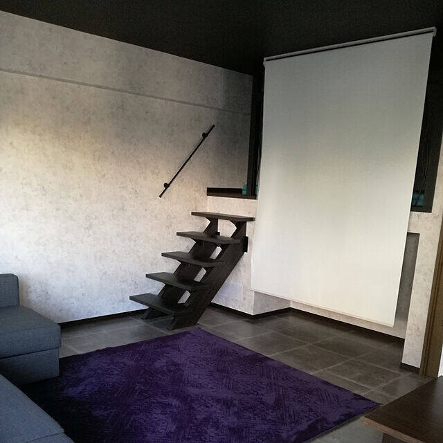 お部屋がすっきりとした印象に☆ロールスクリーンを使った目隠し収納