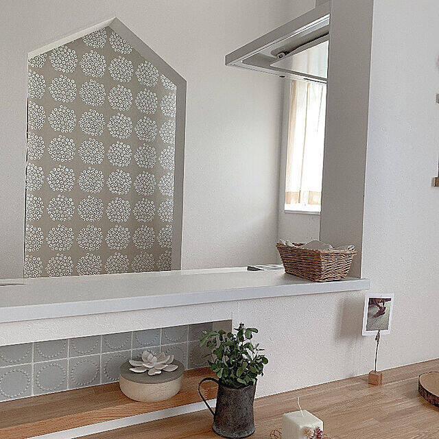 お部屋がすっきりとした印象に☆ロールスクリーンを使った目隠し収納