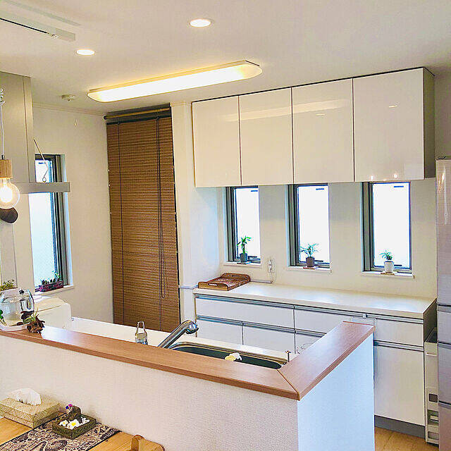 お部屋がすっきりとした印象に☆ロールスクリーンを使った目隠し収納