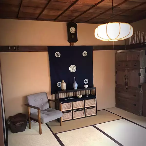 「和にも洋にも合わせたくなる◎重厚な魅力がある土壁のお部屋」の画像