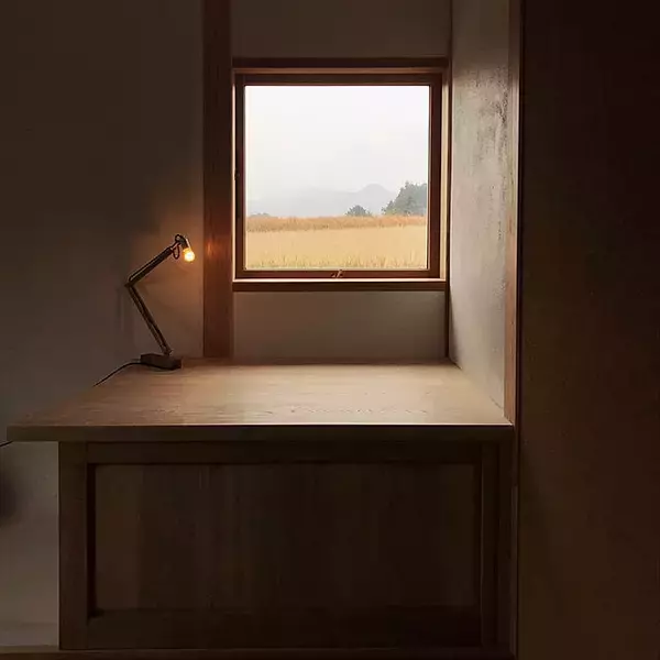 「和にも洋にも合わせたくなる◎重厚な魅力がある土壁のお部屋」の画像