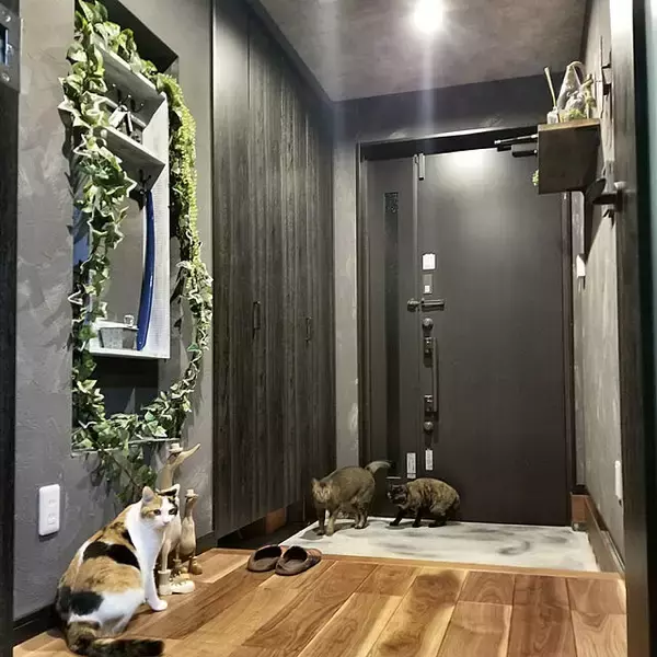 「和にも洋にも合わせたくなる◎重厚な魅力がある土壁のお部屋」の画像