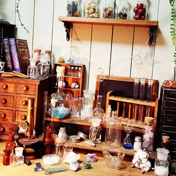 「美しさも面白さも楽しめる！鉱物があるお部屋の実例10選」の画像